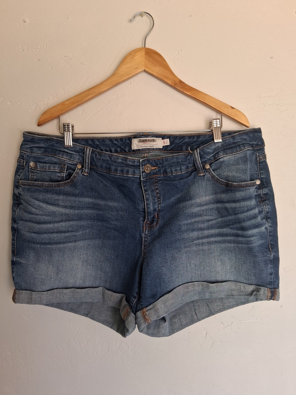 Torrid Denim Shorts Size 20 Plus Blue Mid Rise Cuffed Stretch Jean Shorts Summer - Picture 2 of 8